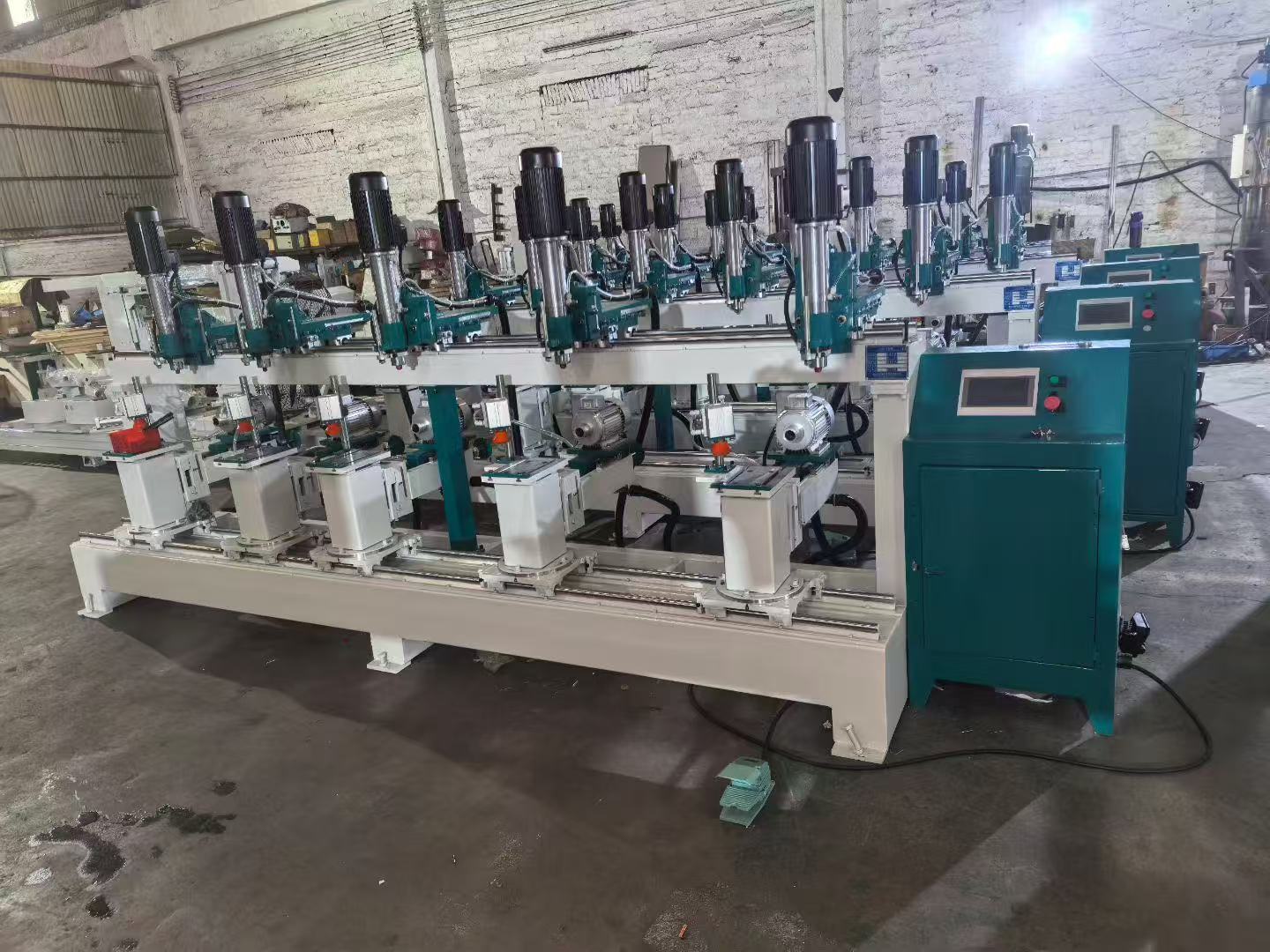 鉆孔機：正鉆，反鉆，橫貼，豎鉆，斜鉆，側鉆，手動，半自動，全自動；使用昆侖通態TPC7032Ei